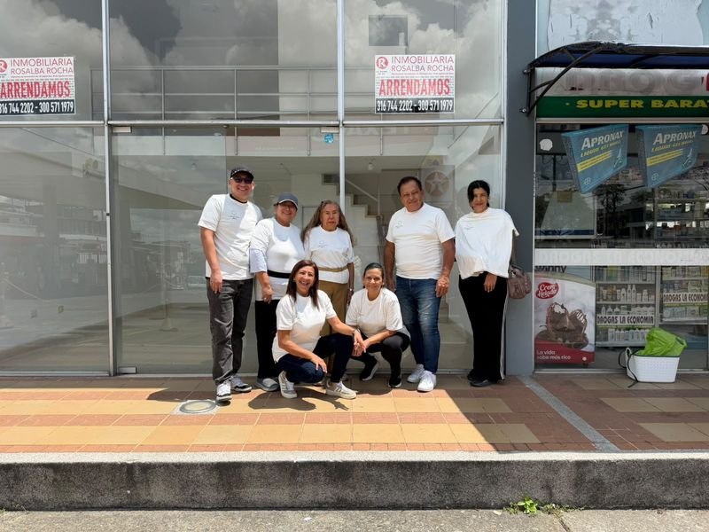 Voluntarios reunidos frente a la sede de la fundación en Ibagué