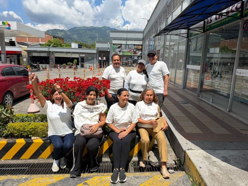 Voluntarias de la fundación celebrando la jornada de ayuda en Ibagué