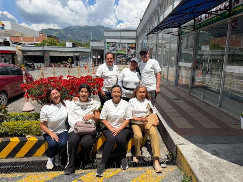 Equipo de voluntarios de la fundación durante una jornada