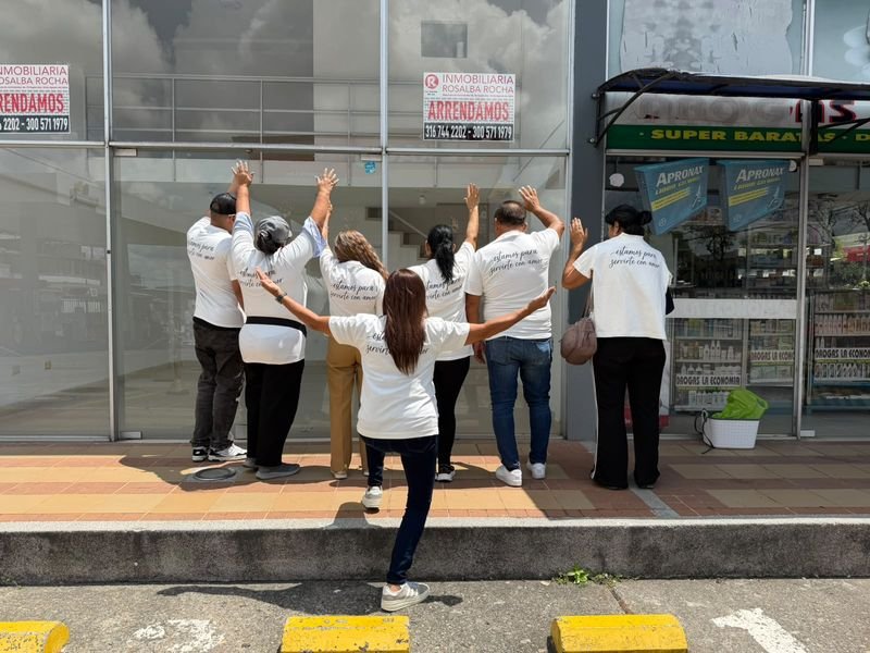 Voluntarios de la Fundación Amor en Acción Ahora orando antes de la jornada