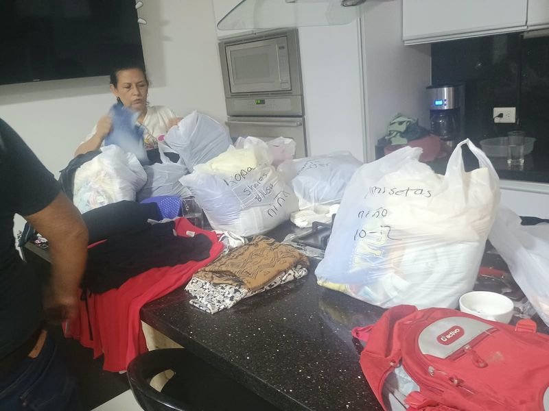 Voluntarias atendiendo la clasificación de las donaciones recibidas