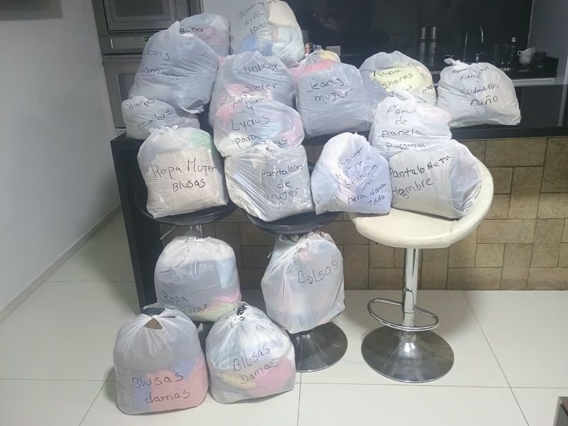 Bolsas de donaciones clasificadas y rotuladas, listas para entregar