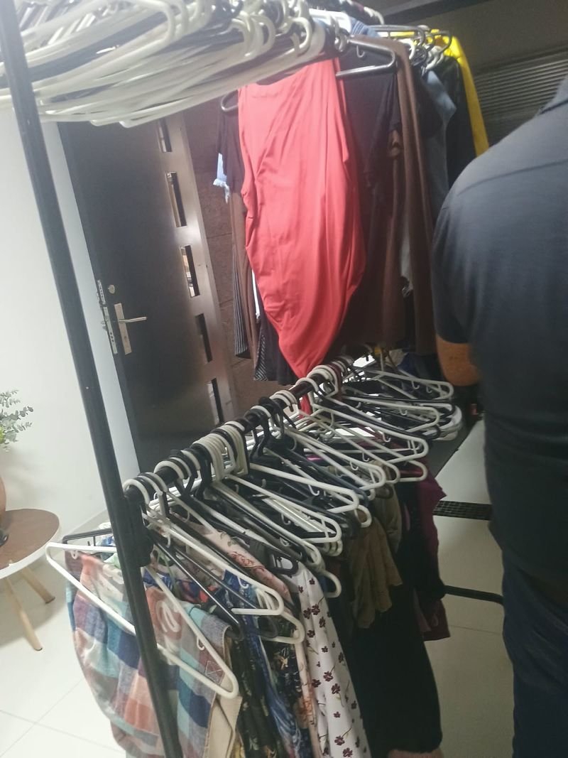 Ropa colgada lista para entregar en donación