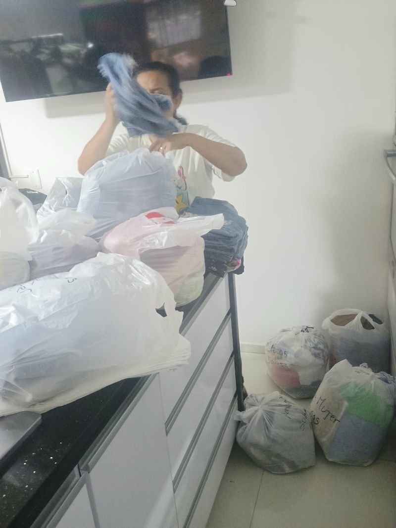 Voluntaria empacando las donaciones para las entregas