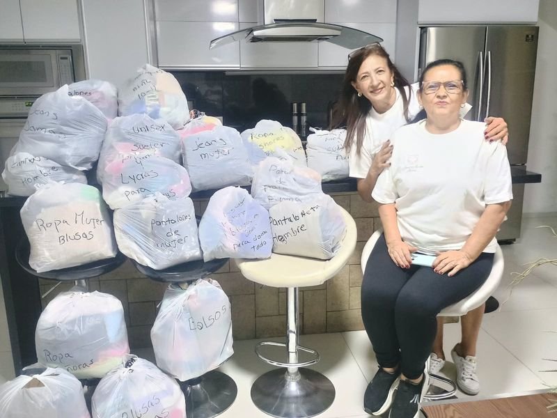 Voluntaria de la fundación acompañando a una compañera durante la jornada